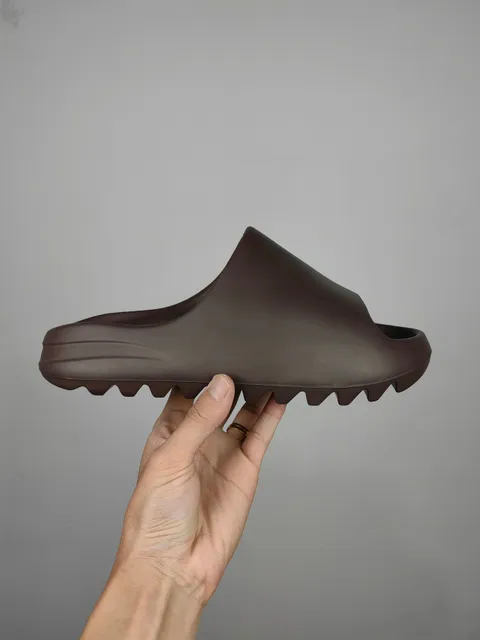 Yeezy Slide Earth