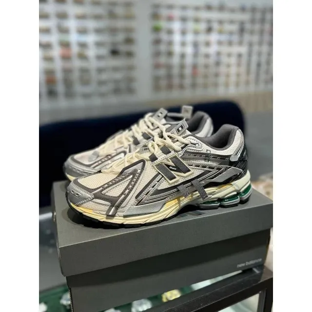 New Balance 2002R
