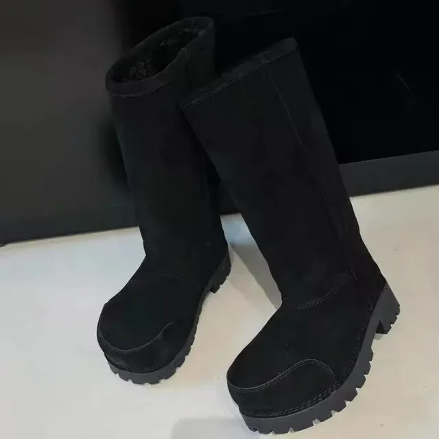 UGG Platform Boot Classic Suede