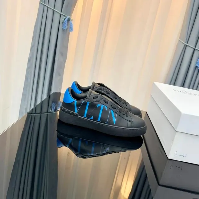 Valentino Rockstud Low VLTN Logo