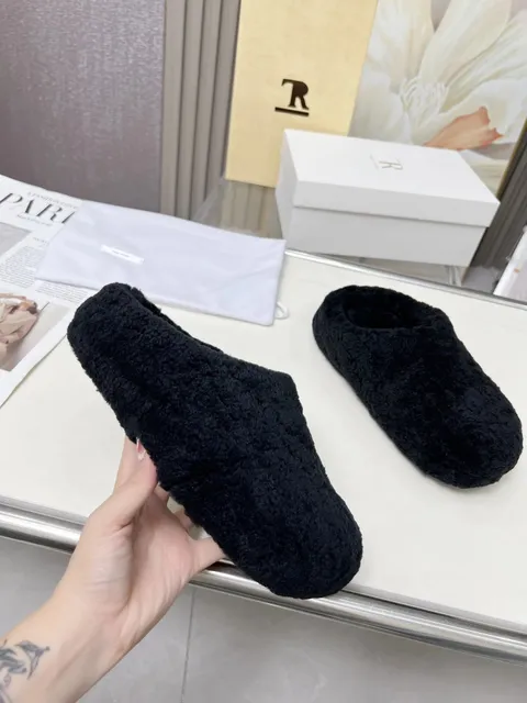 黑色羊毛