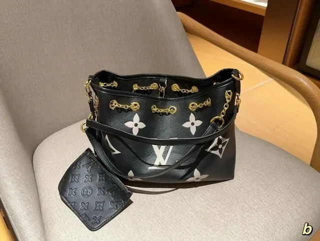 Louis Vuitton Pochette Métis Monogram Empreinte