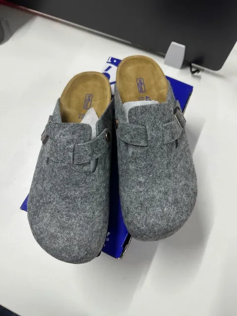 毛毡灰色