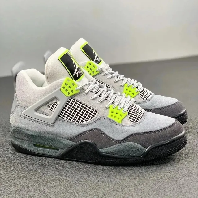 Air Jordan 4 Thunder
