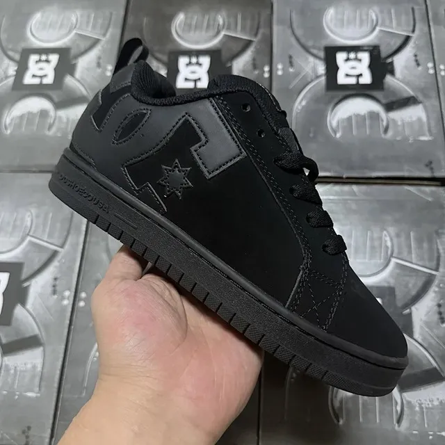 纯黑