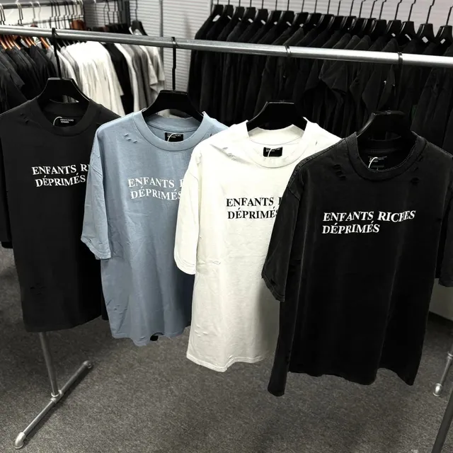 Distressed Logo Tee ENFANTS RICHES DÉPRIMÉS Print