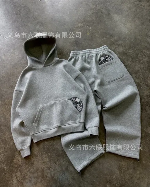 灰色连帽套装
