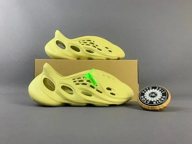 Yeezy Foam Runner Sulfur