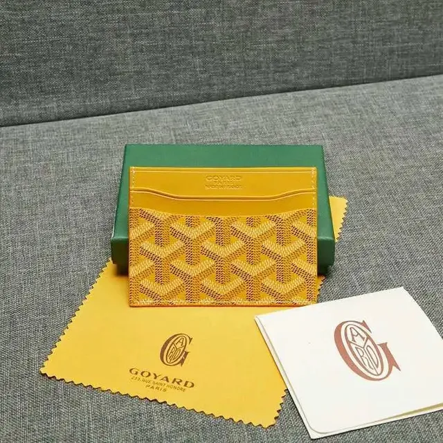 黄色