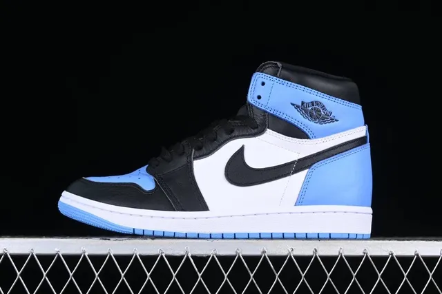 AJ1黑蓝脚趾