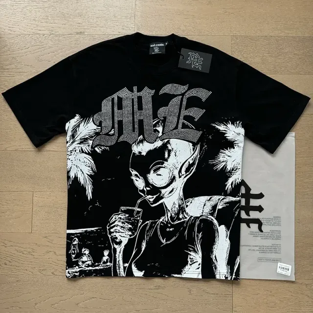 Mixed Emotion Graphic Tee Alien Palm Print