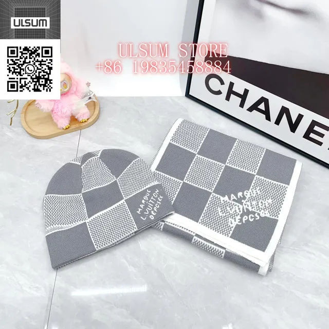 Checkered Knit Beanie and Scarf Set Marque Louis Vuitton Déposé