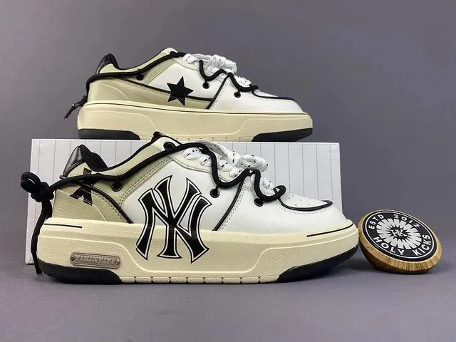MLB NY Yankees Sneaker Star and Logo Edition