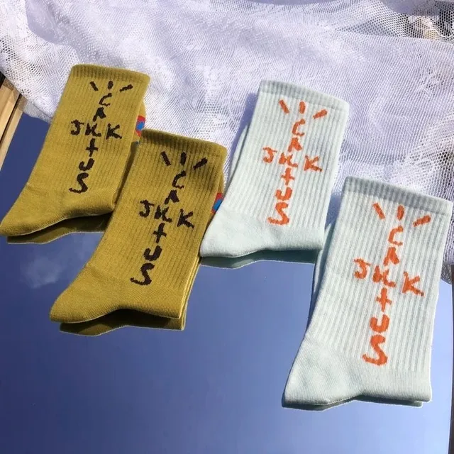 白色姜黄色各一双