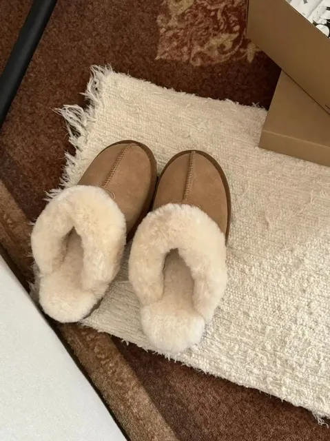 UGG Classic Slipper Mini
