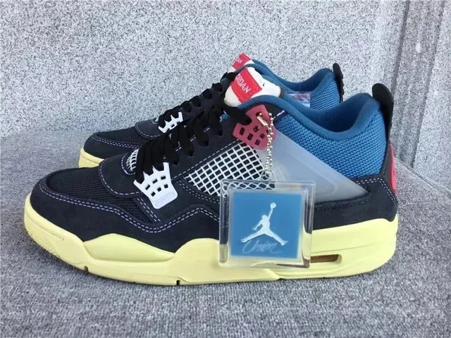 Air Jordan 4 Thunder