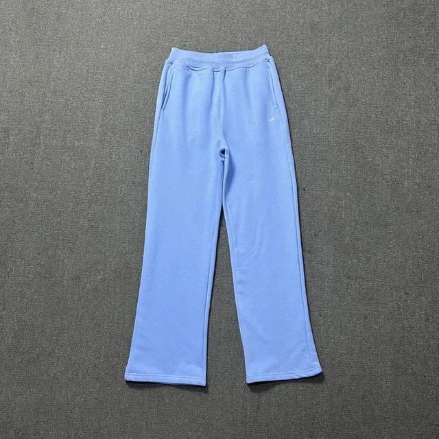 天蓝色裤子