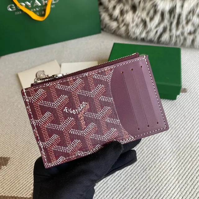 酒红色