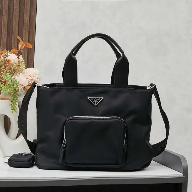 Prada Re-Edition 2005 Nylon