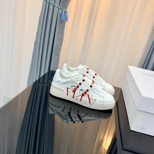 Valentino Rockstud Sneaker Signature VLTN