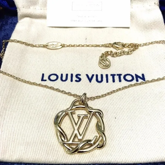 Louis Vuitton LV Circle Pendant Necklace Gold-tone