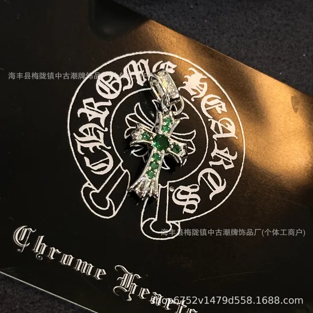 小号十字架白金色绿钻