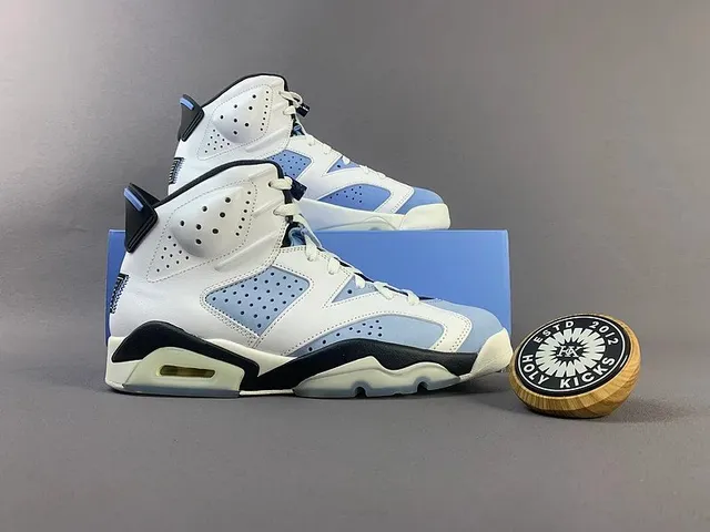 Air Jordan 6 UNC
