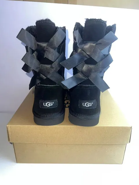 UGG Classic Short II Black Bow