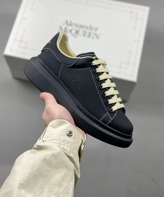 Alexander McQueen Sneaker Black with Beige Laces