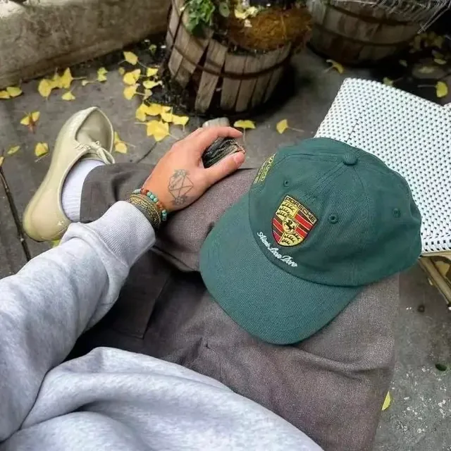 深绿色