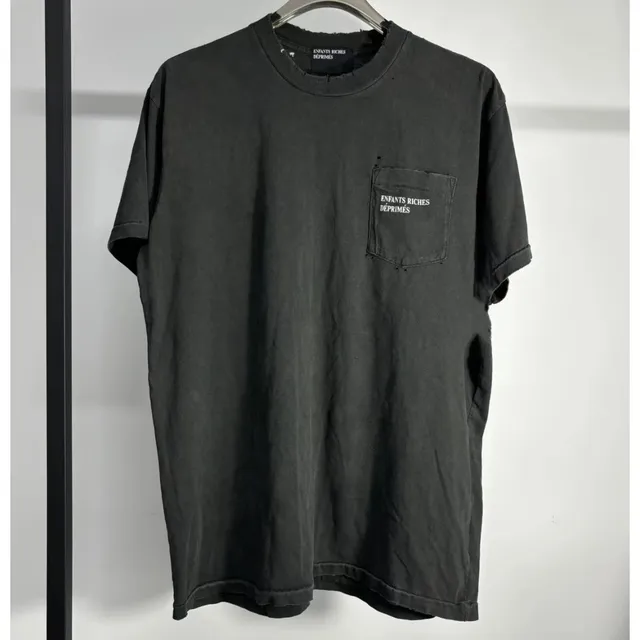 Enfants Riches Déprimés Pocket Tee Distressed Logo Pocket