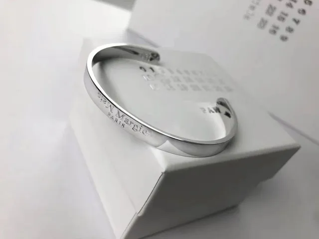 银色光面颠倒字母