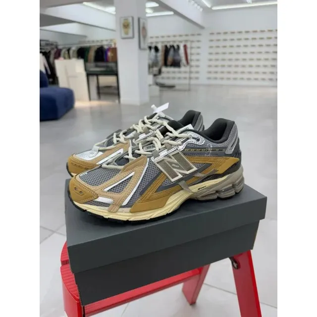 New Balance 2002R