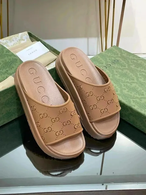 Gucci GG Marmont Slide