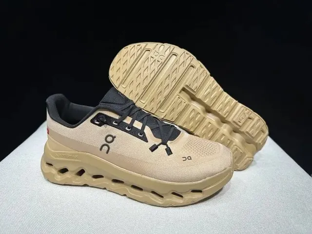 On Cloudmonster Beige Black