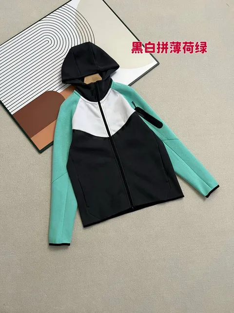 黑白拼薄荷绿外套
