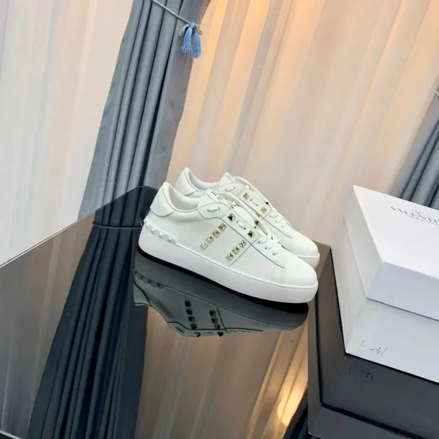 Valentino Rockstud Low Gold Studs
