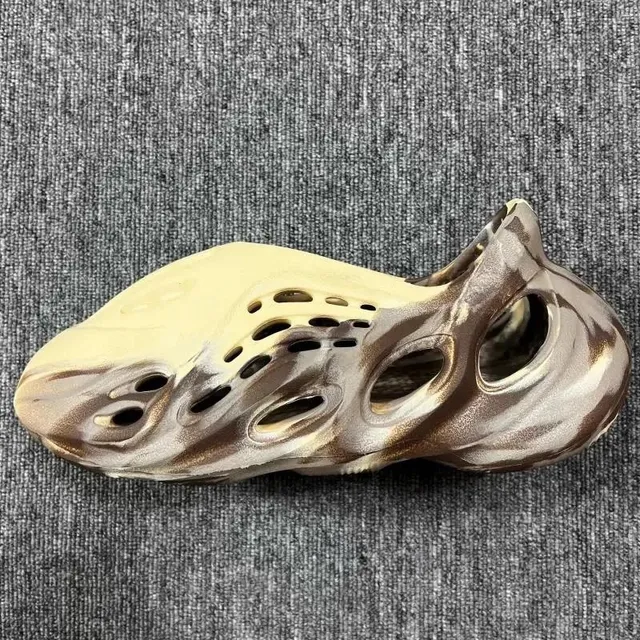 洞洞鞋 油画