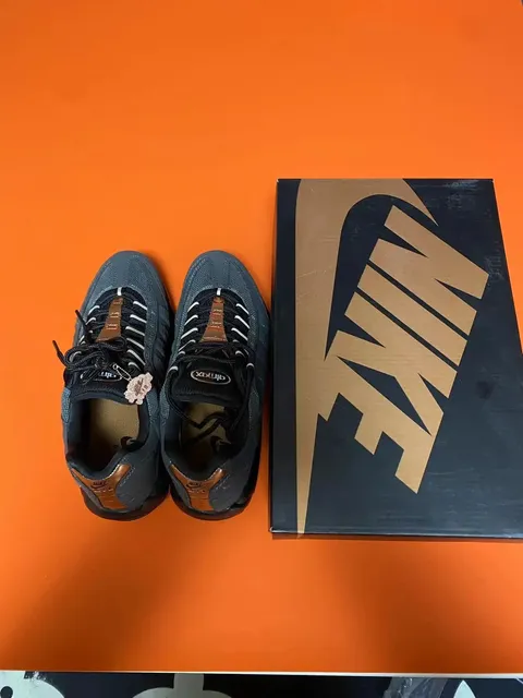 01(There is a silver tag and a shoe box)