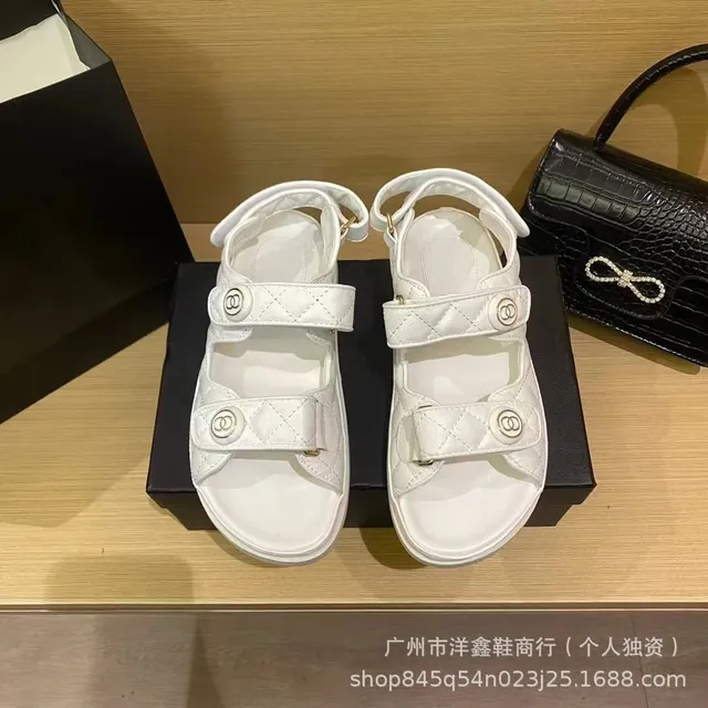 白色圆扣