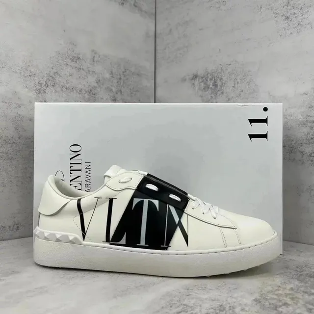 Valentino Rockstud VLTN Logo