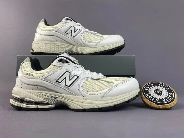 Nike New Balance 2002R Triple White