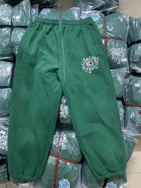 墨绿色