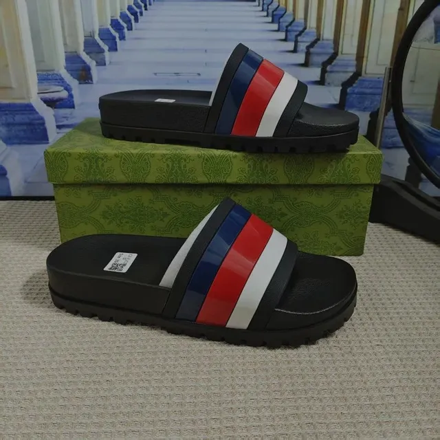 黑底红白蓝条纹