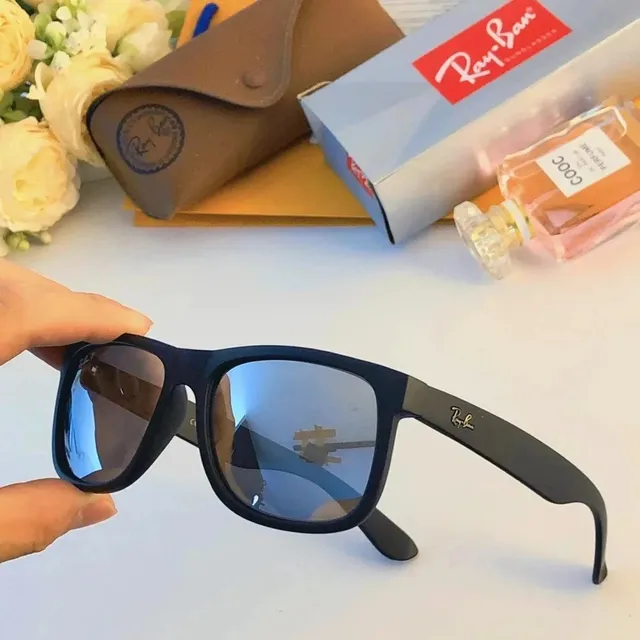 Ray-Ban Wayfarer Matte Black with Gradient Lenses