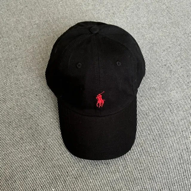 黑色红标
