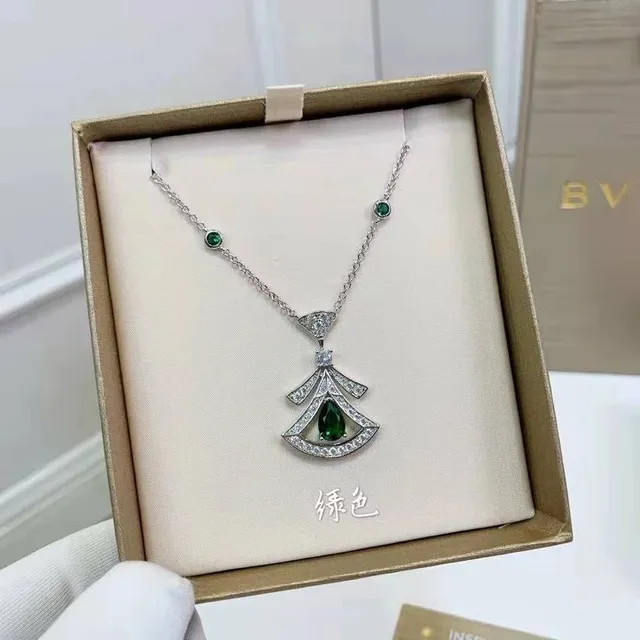 白金色绿钻项链