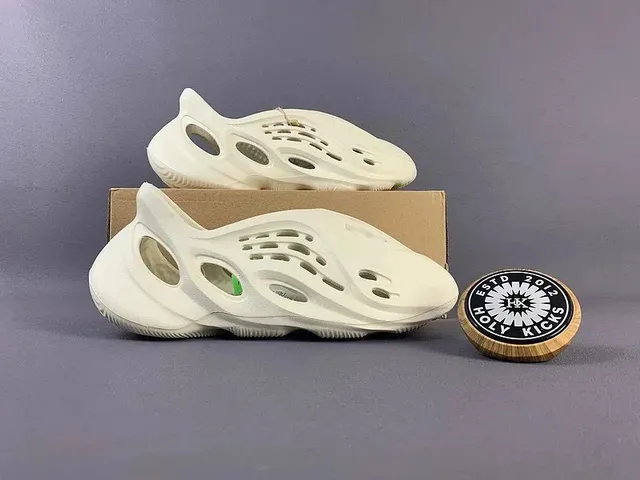 Yeezy Foam Runner Bone