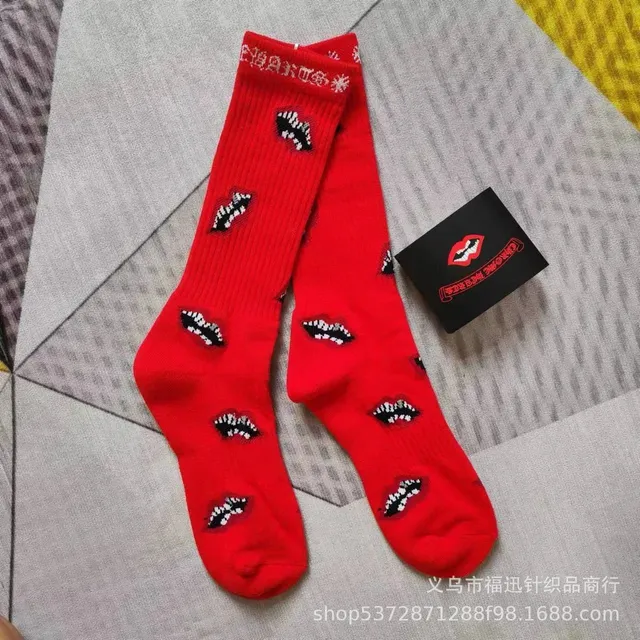 红色红唇白字母