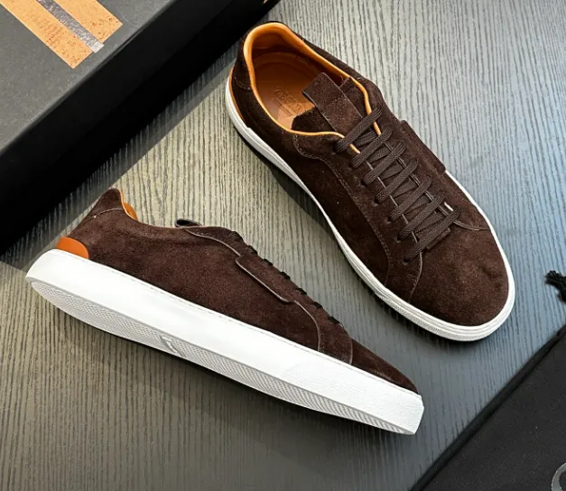 Low-top Sneaker Suede with Contrast Sole